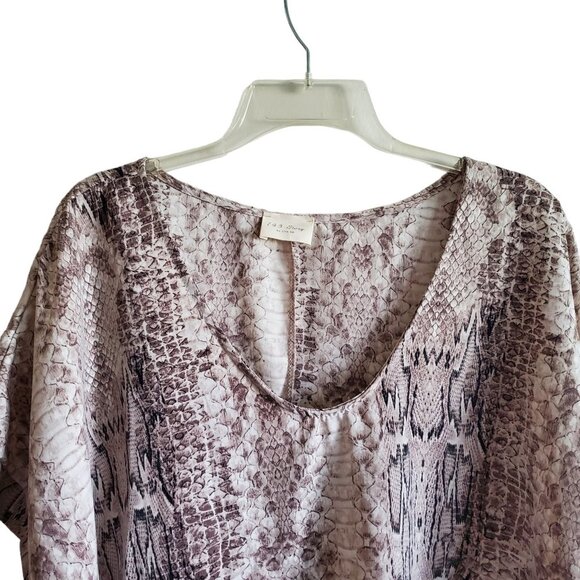 1. 4. 3 Story by Line Up Brown Reptile Print Blouse Capped Sleeves 3X - Picture 3 of 13